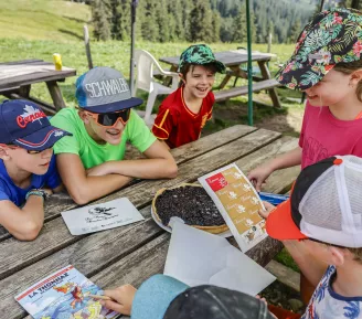 enfants autour d'une table après une rando en montagne